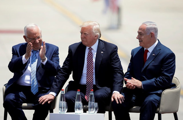 Tổng thống Mỹ Donald Trump thăm "Bức tường Than khóc" - 11
(Từ trái sang phải) Tổng thống Israel Reuven Rivlin, Tổng thống Mỹ Donald Trump và Thủ tướng Israel Benjamin Netanyahu tại sân bay quốc tế Ben Gurion.
