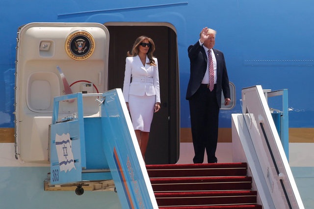 Tổng thống Mỹ Donald Trump thăm "Bức tường Than khóc" - 9
Trước đó, Tổng thống Donald Trump và phu nhân Melania đã tới sân bay quốc tế Ben Gurion tại Lod, gần Tel Aviv khi họ tới Israel, chặng dừng chân thứ 2 trong chuyến công du nước ngoài kéo dài 9 ngày.