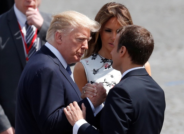 Ông Trump nói Tổng thống Pháp thích nắm tay mình - 1
Lãnh đạo Pháp, Mỹ bắt tay nhau sau lễ duyệt binh mừng Quốc khánh Pháp hôm 14/7. (Ảnh: Reuters)