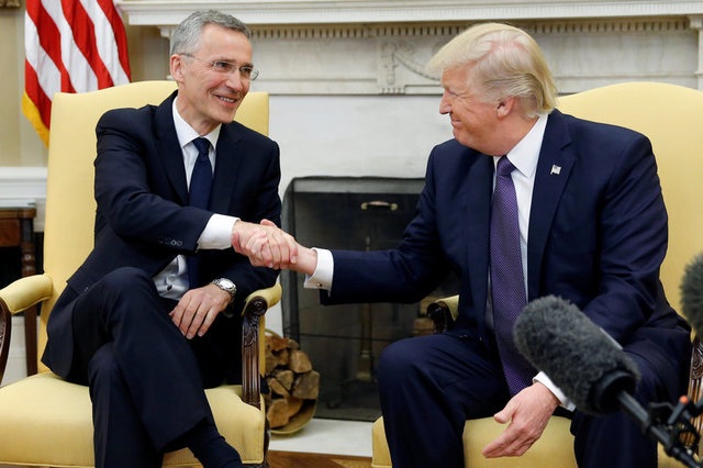 Ông Trump bất ngờ lạnh nhạt với Nga, nồng ấm với Trung Quốc, NATO - 1
Tổng tống Trump bắt tay với Tổng thư ký NATO Jens Stoltenberg tại Nhà Trắng ngày 12/4 (Ảnh: Reuters)