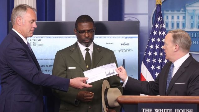 
Thư ký báo chí Nhà Trắng Sean Spicer (phải) trao tấm séc của Tổng thống Trump cho Bộ trưởng Nội vụ Ryan Zinke (trái) trong cuộc họp báo tại Nhà Trắng hôm 3/4 (Ảnh: Getty)
