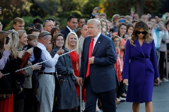 Tổng thống Trump và Đệ nhất phu nhân lên đường công du châu Á - 2
Xuất hiện bên cạnh Tổng thống Trump, Đệ nhất phu nhân Melania được nhìn thấy trong trang phục áo khoác màu xanh da trời và giày cao gót tông xuyệt tông. (Ảnh: Reuters)