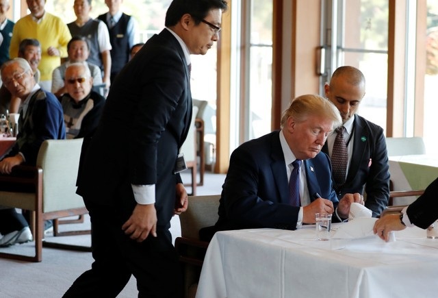 Tổng thống Trump: Mỹ coi Nhật Bản là đồng minh quan trọng - 9
Tổng thống Trump tại câu lạc bộ Kasumigaseki, nơi ông sẽ có trận đấu golf giao lưu cùng Thủ tướng Nhật Bản.