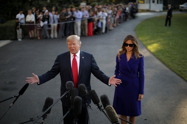 Tổng thống Trump và Đệ nhất phu nhân lên đường công du châu Á - 1
Theo AFP, trước khi lên trực thăng Marine One tới căn cứ không quân Andrews - nơi chuyên cơ Không lực Một chờ sẵn, Tổng thống Donald Trump và Đệ nhất phu nhân Melania đã gặp gỡ và phát biểu với báo chí trong khuôn viên Nhà Trắng. (Ảnh: Reuters)