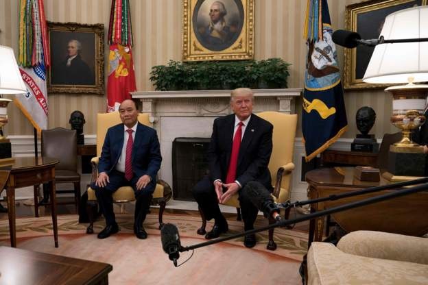 Hình ảnh Thủ tướng Nguyễn Xuân Phúc hội đàm với Tổng thống Mỹ Donald Trump - 8
Chia sẻ với báo giới, Tổng thống Donald Trump cho biết, hai bên đã ký kết các thỏa thuận thương mại hàng tỷ USD. (Ảnh: Reuters)