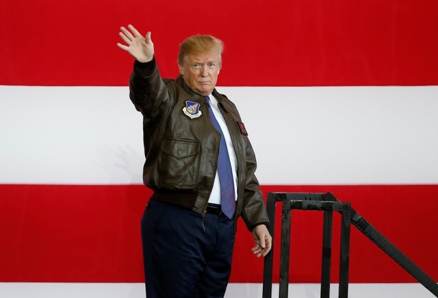 Tổng thống Trump: Mỹ coi Nhật Bản là đồng minh quan trọng - 6
Tổng thống Trump vẫy chào các binh sĩ.