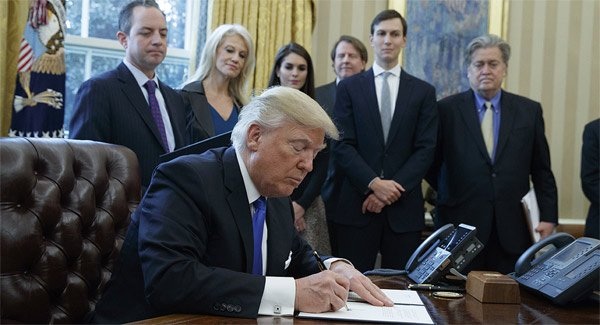 Các trợ tá luôn vây quanh Tổng thống Donald Trump trong các sự kiện quan trọng. (Ảnh: AP)