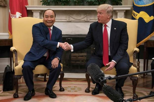 Tổng thống Donald Trump có thể thăm chính thức Việt Nam vào tháng 11 - 1 Thủ tướng Nguyễn Xuân Phúc và Tổng thống Donald Trump phát biểu với báo giới trước cuộc hội đàm riêng vừa qua (Ảnh: AFP)