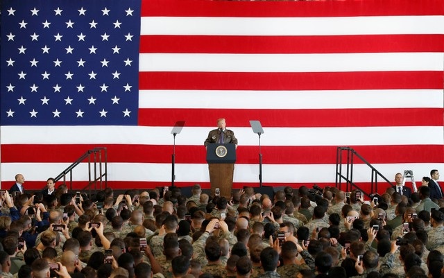 Tổng thống Trump: Mỹ coi Nhật Bản là đồng minh quan trọng - 7
Trong bài phát biểu trước các binh sĩ ở Yokota, Tổng thống Trump khẳng định Nhật Bản là đồng minh quan trọng của Mỹ.