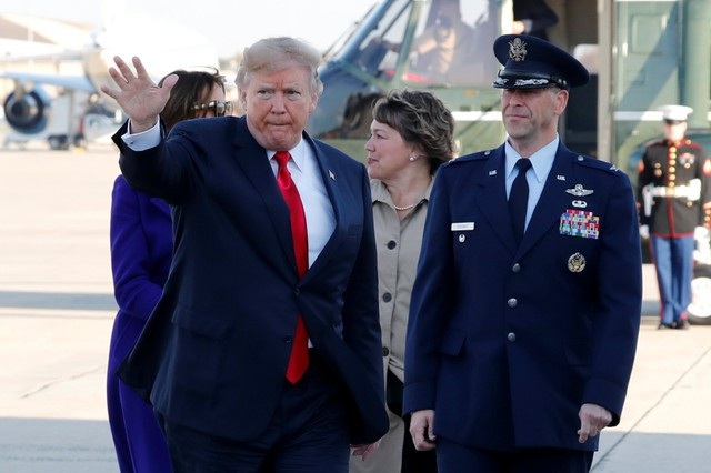 Tổng thống Trump và Đệ nhất phu nhân lên đường công du châu Á - 10
Tổng thống Trump vẫy chào từ biệt khi chuẩn bị lên chuyên cơ Air Force One. (Ảnh: Reuters)