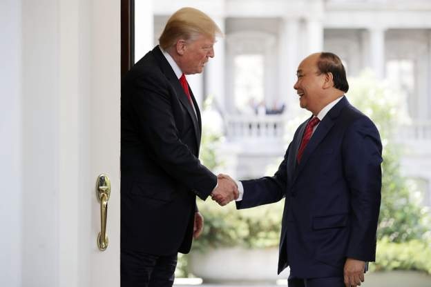 Hình ảnh Thủ tướng Nguyễn Xuân Phúc hội đàm với Tổng thống Mỹ Donald Trump - 2
Hai nhà lãnh đạo bắt tay nhau trước đông đảo báo giới. (Ảnh: Reuters)