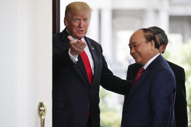 Hình ảnh Thủ tướng Nguyễn Xuân Phúc hội đàm với Tổng thống Mỹ Donald Trump - 3
Thủ tướng Nguyễn Xuân Phúc là nhà lãnh đạo Đông Nam Á đầu tiên thăm Nhà Trắng và hội đàm với Tổng thống Donald Trump kể từ khi ông nhậm chức vào hồi tháng 1 năm nay. (Ảnh: Reuters)