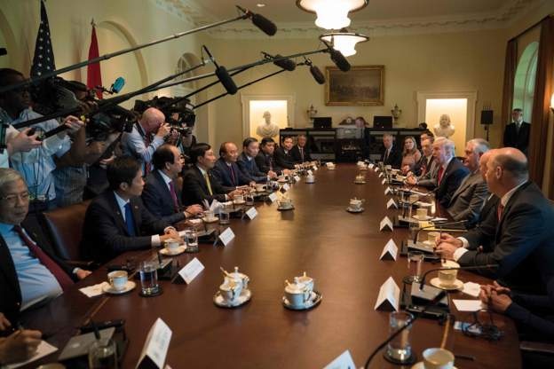 Tổng thống Trump: Mỹ và Việt Nam đã ký kết các thỏa thuận hàng tỷ USD - 2
Thủ tướng Nguyễn Xuân Phúc và Tổng thống Donald Trump hội đàm tại Nhà Trắng ngày 31/5 (Ảnh: Reuters)