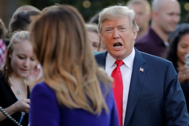 Tổng thống Trump và Đệ nhất phu nhân lên đường công du châu Á - 4
Trong một tuyên bố khá bất ngờ, Tổng thống Trump cho biết ông quyết định kéo dài chuyến công du châu Á thêm 1 ngày để tham dự Hội nghị Đông Á ở Philippines. “Chúng tôi sẽ ở thêm một ngày ở Philippines. Chúng tôi có một hội nghị lớn, hội nghị thứ hai ở đó, và tôi nghĩ chúng tôi sẽ đạt được thành công lớn, Tổng thống Trump nói. (Ảnh: Reuters)
