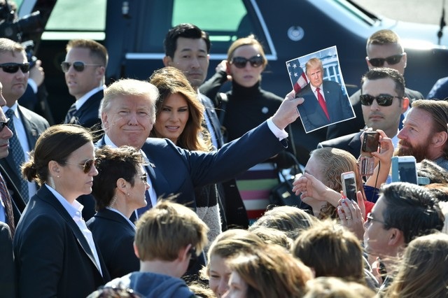Tổng thống Trump: Mỹ coi Nhật Bản là đồng minh quan trọng - 3
Hàng trăm binh sĩ và thân nhân của họ chào đón Tổng thống Trump và Đệ nhất phu nhân Melania.