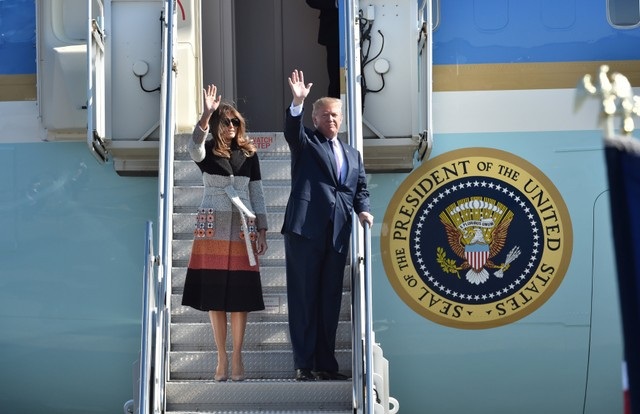 Tổng thống Trump: Mỹ coi Nhật Bản là đồng minh quan trọng - 2
Tổng thống Trump và Đệ nhất Melania đáp chuyên cơ xuống căn cứ không quân Yokota.