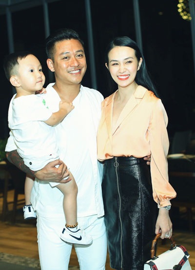 Thành Trung từ chối làm MC đám cưới dù được trả cát-sê 200 triệu đồng - 3 Ca sĩ Tuấn Hưng cùng vợ con đến chia vui với MC Thành Trung.