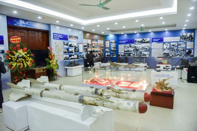 Hơn 300 tài liệu, hiện vật được trưng bày tại triển lãm “Đánh thắng B52” khai mạc chiều 12/12 tại Bảo tàng Phòng không - Không quân nhân kỷ niệm 45 năm chiến thắng “Hà Nội - Điện Biên Phủ trên không”, 73 năm ngày thành lập Quân đội Nhân dân Việt Nam. (Ảnh: Toàn Vũ)
