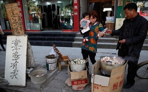 "Rùng mình" món trứng luộc nước tiểu bé trai được coi như... vị thuốc - 4 Một hàng bán trứng luộc nước tiểu trên đường phố ở Đông Dương