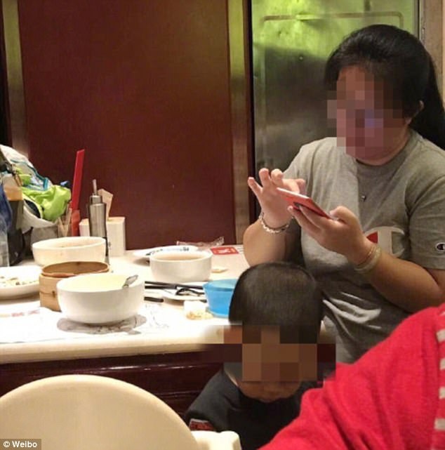 Bà mẹ thản nhiên cho con tiểu tiện vào bát sạch ở nhà hàng - 1 Người mẹ thản nhiên cho con đi vệ sinh ngay vào chiếc bát sạch trên bàn ăn