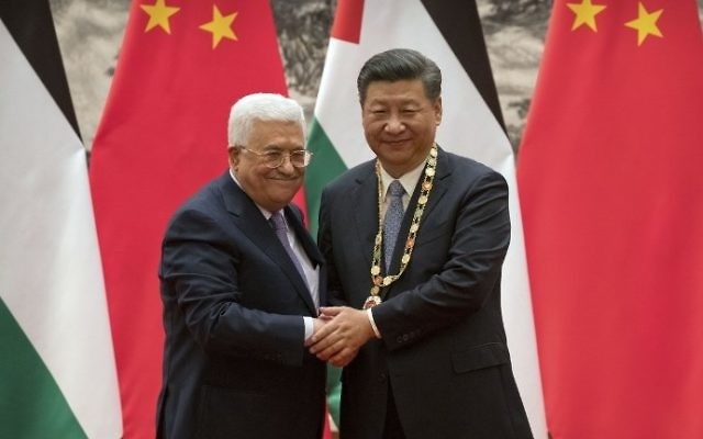 Trung Quốc lo lắng sau quyết định chấn động của ông Trump về Jerusalem? - 1 Tổng thống Palestine Mahmoud Abbas bắt tay Chủ tịch Trung Quốc Tập Cận Bình (phải) tại Bắc Kinh hồi tháng 7 (Ảnh: AFP)
