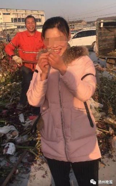 Đào 13 tấn rác để tìm nhẫn kim cương “khủng” - 2 Niềm vui của Xia sau khi tìm thấy chiếc nhẫn trị giá hơn 16.000 USD (Ảnh: News.163.com)