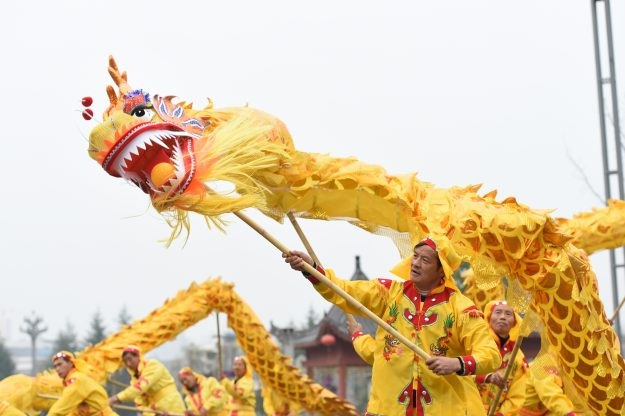 Thế giới tưng bừng đón năm mới Đinh Dậu - 21 Một đội múa lân mừng năm mới ở Trung Quốc (Ảnh: Reuters)