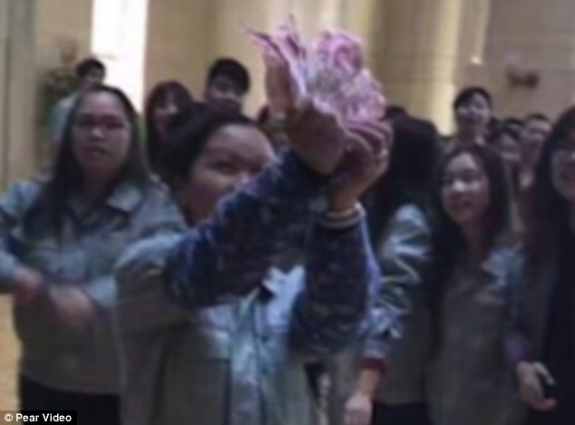Trung Quốc: Sếp rải “mưa tiền” mừng tuổi nhân viên ngày đầu năm - 2
Nhiều người reo hò vì giành được cả một nắm tiền mừng tuổi. (Ảnh: Dailymail)