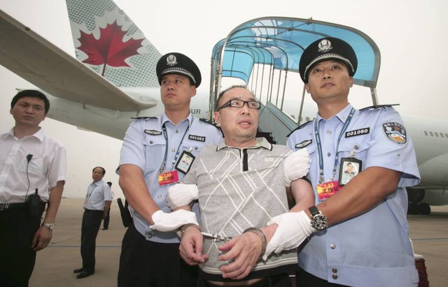 Một quan tham Trung Quốc bị dẫn giải từ Canada về nước tại sân bay quốc tế Bắc Kinh vào năm 2011 (Ảnh: Reuters)