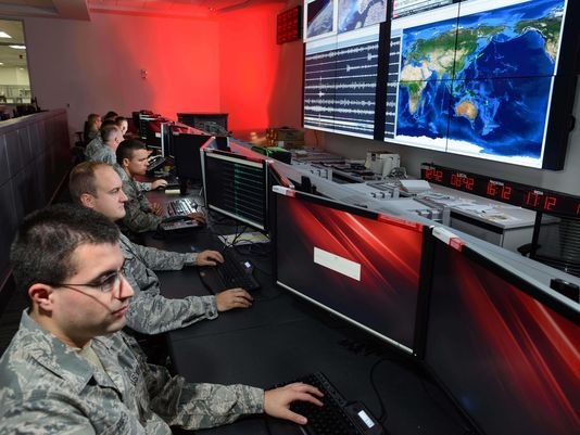 
Bên trong trung tâm theo dõi hạt nhân toàn thế giới của Mỹ ở Florida. (Ảnh: Không quân Mỹ)
