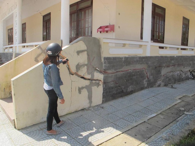Nhà văn hóa tiền tỷ mới sử dụng đã “chờ sập”: Xử lý trách nhiệm các tập thể, cá nhân sai phạm! - 1 Công trình Trung tâm văn hóa - thể thao xã Hòa Liên xuất hiện nhiều vết nứt, lún