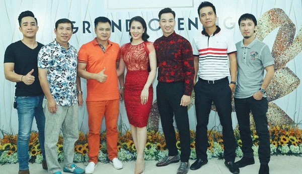 Thành Trung từ chối làm MC đám cưới dù được trả cát-sê 200 triệu đồng - 2 Nhiều nghệ sĩ đến chúc mừng MC Thành Trung lên chức ông chủ.