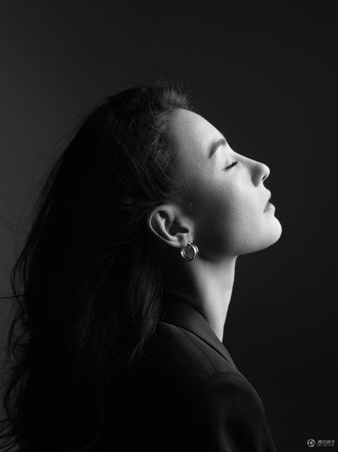 Bộ ảnh đen trắng ma mị của Trương Bá Chi - 7
Với những phụ nữ như tôi, hạnh phúc là những gì tồn tại trước mắt và tương lai. Tôi chưa bao giờ hối tiếc vì những gì mình đã làm trong quá khứ, người đàn bà đi qua nhiều sóng gió chia sẻ.