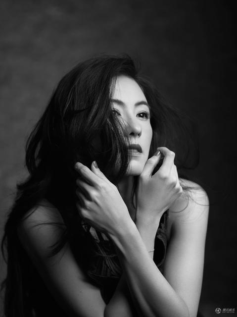 Bộ ảnh đen trắng ma mị của Trương Bá Chi - 5
Ngôi sao 36 tuổi được khen ngày càng mặn mà và hấp dẫn. Cô hiện là diễn viên, MC và tham gia khá nhiều show truyền hình.