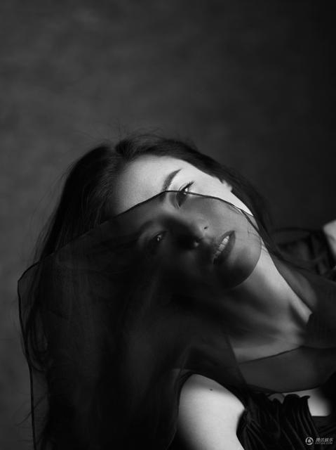 Bộ ảnh đen trắng ma mị của Trương Bá Chi - 4
Người đàn ông có thể chạm tới trái tim Bá Chi lúc này phải rất chân thành, yêu thương cô và sẵn sàng dành tình cảm cho hai đứa con trai của cô.