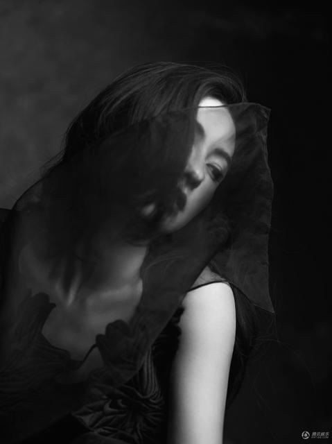 Bộ ảnh đen trắng ma mị của Trương Bá Chi - 2
Bà mẹ hai con hiện đang sống với hai cậu con trai, kết quả tình yêu giữa cô và Tạ Đình Phong. Sau khi ly dị chồng vào năm 2012, Trương Bá Chi chỉ ở vậy nuôi con, làm việc chăm chỉ và vui vẻ bên bạn bè trong khi chồng cũ của cô đã nối lại tình xưa với Vương Phi.