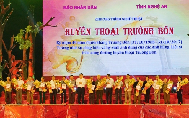 Truông Bồn - huyền thoại nơi “cửa tử” - 4 Ban Tổ chức trao 16 sổ tiết kiệm trị giá 40 triệu đồng/sổ cho thân nhân 13 liệt sĩ TNXP, nhân chứng lịch sử và hai Đại đội trưởng Đại đội TNXP 317