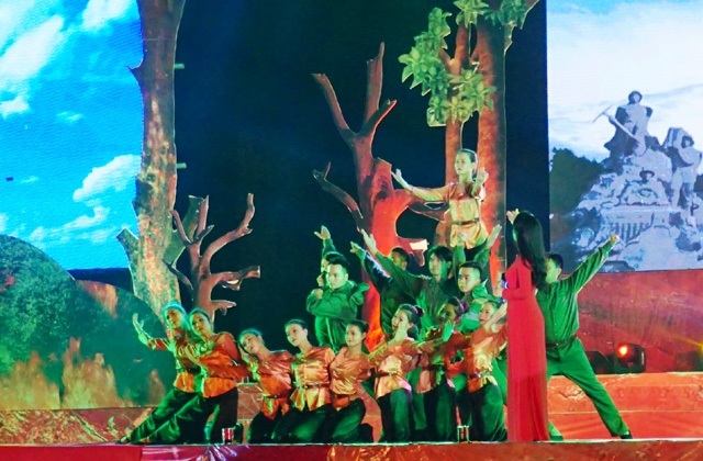 Truông Bồn - huyền thoại nơi “cửa tử” - 6 Chương trình nghệ thuật Huyền thoại Truông Bồn tái hiện cuộc chiến đấu ngoan cường, gian khổ của những người TNXP giữ huyết mạch giao thông trong kháng chiến chống Mỹ cứu nước trên cung đường 15A