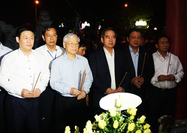 Truông Bồn - huyền thoại nơi “cửa tử” - 1 Tổng Bí thư Trung ương Đảng Nguyễn Phú Trọng cùng lãnh đạo TW và địa phương dâng hương tại khu mộ chung 13 TNXP anh dũng hi sinh vào sáng ngày 31/10/1968