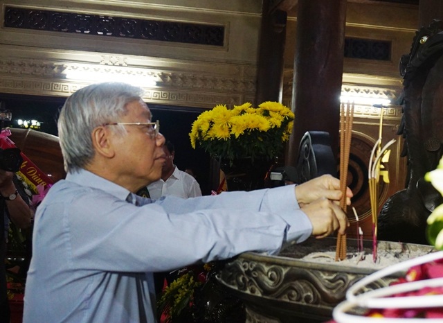 Truông Bồn - huyền thoại nơi “cửa tử” - 2 Tổng Bí thư Trung ương Đảng Nguyễn Phú Trọng dâng hương tưởng nhớ các anh hùng liệt sĩ tại nhà tưởng niệm hơn 1.200 liệt sĩ đã ngã xuống trên cung đường huyết mạch 15A nối hậu phương lớn với tiền tuyến lớn Miền Nam trong kháng chiến chống Mỹ cứu nước