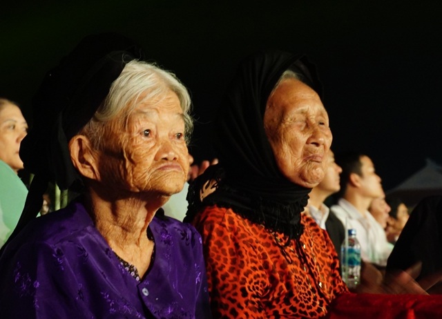 Truông Bồn - huyền thoại nơi “cửa tử” - 5 Cán bộ lão thành cách mạng, mẹ VNAH, các cựu chiến binh, cựu TNXP cùng hàng nghìn người dân theo dõi trực tiếp chương trình nghệ thuật Huyền thoại Truông Bồn ngay tại tọa độ lửa năm xưa