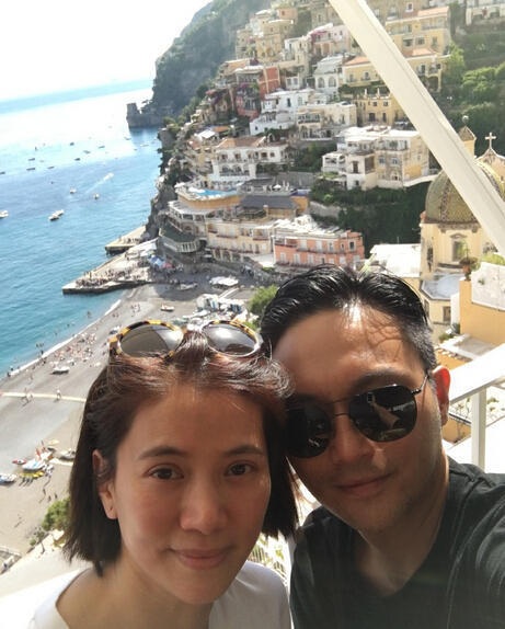 Trương Trí Lâm và Viên Vịnh Nghi kỷ niệm 16 năm ngày cưới - 11
Trương Trí Lâm kể rằng, anh bị trúng tiếng sét ái tính ngay từ lần đầu gặp Viên Vịnh Nghi tại phim trường. Khi đó, Viên Vịnh Nghi đang là một trong những mỹ nhân hot nhất trên màn ảnh nhỏ xứ hương cảng còn Trương Trí Lâm vẫn chưa thực sự nổi tiếng.