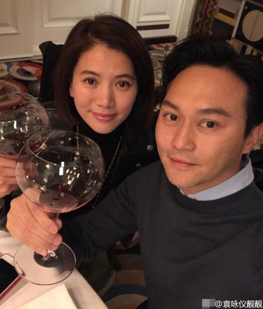 Trương Trí Lâm và Viên Vịnh Nghi kỷ niệm 16 năm ngày cưới - 2
Viên Vịnh Nghi viết trên trang cá nhân: Thật bất ngờ khi buổi tiệc này diễn ra. Cảm ơn các bạn vì đã chứng kiến và chúc phúc cho mối tình 16 năm của chúng tôi. Cô nâng ly kỉ niệm cùng ông xã điển trai.