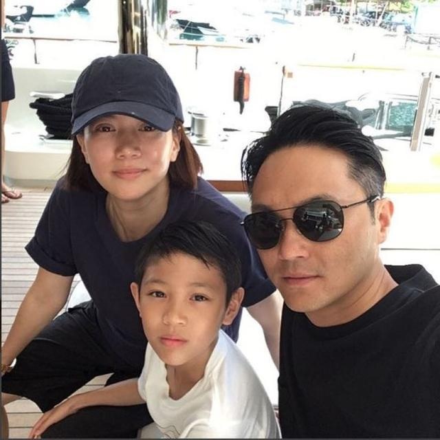 Trương Trí Lâm và Viên Vịnh Nghi kỷ niệm 16 năm ngày cưới - 9
Trương Trí Lâm ngày càng phong độ và điển trai nhưng với anh, cựu hoa hậu Hồng Kông vẫn luôn là người phụ nữ đẹp nhất. Anh không ít lần thổ lộ công khai Anh yêu em với Viên Vịnh Nghi trong các dịp đặc biệt. Nói với phóng viên, Trí Lâm còn khẳng định, thành tựu lớn nhất trong đời anh là được gặp bà xã Viên Vịnh Nghi.