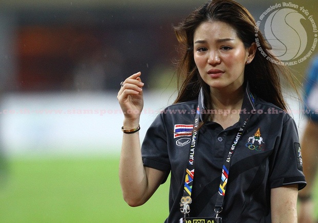 Nữ trưởng đoàn xinh đẹp Thái Lan bật khóc sau khi đội nhà giành HCV SEA Games - 2 Bà đã để lại ấn tượng tốt ở giải đấu này