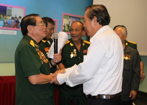 Phó Thủ tướng: Quyết liệt với phương châm không có vùng cấm trong xử lý tham nhũng - 1
Phó Thủ tướng Hòa Bình trò chuyện với các đồng chí cựu chiến sĩ cách mạng Việt Nam bị địch bắt tù đày (ảnh: VGP)