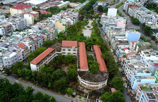 Trưởng công an xã đá văng thau cá và tàu đường sắt trên cao “dàn trận” chờ ngày lăn bánh - 12 Trường tiểu học Phú Định (còn gọi là trường Trần Văn Kiểu, nằm trên đường Vành Đai, phường 10, quận 6, TPHCM) được xây dựng với kinh phí hàng chục tỷ đồng và được đưa vào sử dụng từ tháng 9/2004. Tuy nhiên, sau 4 năm hoạt động, trường bắt đầu sụt lún nghiêm trọng gây nguy hiểm cho việc học tập của học sinh nên học sinh phải chuyển sang trường khác. Từ đó ngôi trường này bị bỏ hoang tới nay. (Ảnh: Nguyễn Quang)
