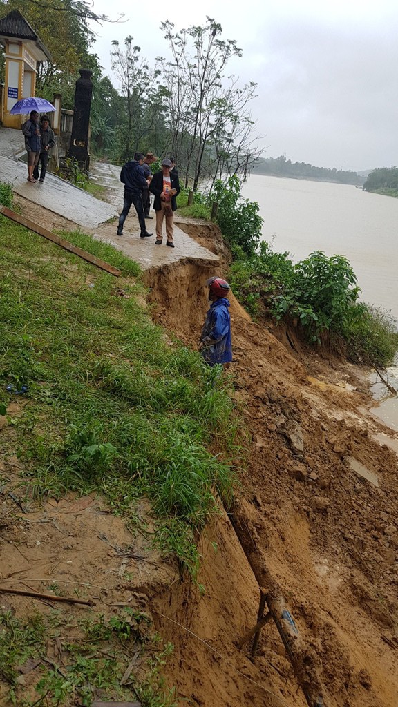 Lũ cuốn bờ sông trước trường, học sinh phải đi “xuyên tường” hàng xóm - 3 Lũ cuốn bờ sông trước trường, học sinh phải đi “xuyên tường” hàng xóm - 3