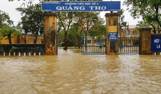 Thừa Thiên Huế tiếp tục cho học sinh nghỉ học vì lũ lên cao - 1
Trưởng Tiểu học số 1 Quảng Thọ (xã Quảng Thọ, huyện Quảng Điền, Thừa Thiên Huế) ngập lụt ngày 20/11. (Ảnh: N.Khánh)
