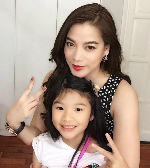 Hồ Ngọc Hà ăn tối cùng chồng cũ; Đan Trường, Lam Trường trổ tài chăm con - 22 Diễn viên Trương Ngọc Ánh hạnh phúc cuối tuần “hẹn hò” cùng con gái: Hẹn hò tối thứ 6 máu chảy về em này.